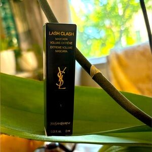 Yves Saint Laurent
MASCARA
VOLUME EXTRÊME
EXTREME VOLUME
MASCARA